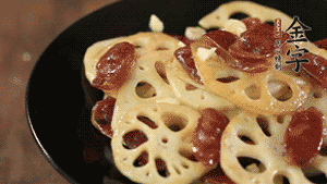 出鍋前加少許鹽調(diào)味，撒上蔥花即可。