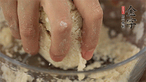 揉勻成光滑的面團后，醒發(fā)半小時。