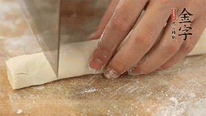 均勻切段后搓成長條狀，繞到香腸上，以紅豆點綴眼睛。