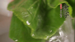 小青菜從根部掰開，分別洗凈。