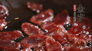 鍋中油7成熱時(shí)，香腸片翻炒均勻，然后依順序加胡蘿卜絲、小青菜、面條。