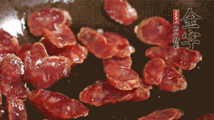 鍋中油7成熱時(shí)，，先放香腸煸香，再放荷蘭豆、小玉米均勻翻炒。（可淋點(diǎn)料酒或清水讓香腸口感軟一些）