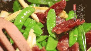 出鍋前加少許鹽調(diào)味就可以啦！