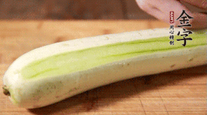 絲瓜去皮，切成1cm厚的小圈。