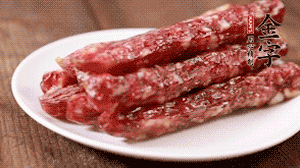 金字香腸切成薄片。