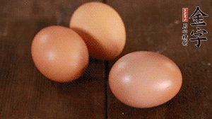 雞蛋加鹽打散1分鐘。