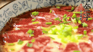 出鍋前淋上少許生抽、香油調味，撒上蔥花就可以了。