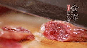 金字香腸蒸或煮至7成熟，切成片備用。