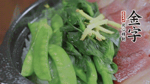 燜好的米飯開蓋，放入菜心、荷蘭豆，澆上調(diào)味汁拌勻。