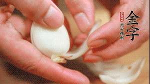 鮮百合花瓣剝成片。