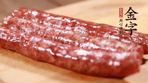 金字金華香腸整根入蒸鍋，蒸熟后切成片。