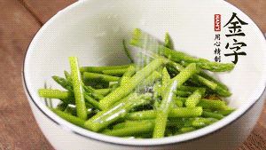 將調(diào)料放入準(zhǔn)備好的食材中，攪拌均勻。