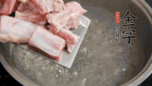 剁成塊狀的排骨洗凈，放入沸騰的鍋中，加姜片汆燙，2分鐘后撈出備用。
