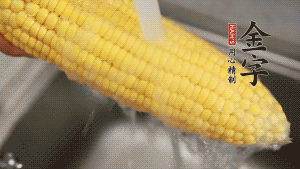 蓮藕切塊、玉米切段、荸薺削皮。