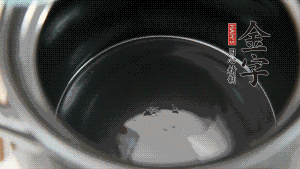 依次把排骨、玉米、蓮藕、荸薺放入砂鍋中。（根據(jù)食材的難易熟度放置，難熟的放下面，其他湯品也是一樣。）