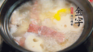 出鍋前加適量鹽調(diào)味，撒香菜點綴就可以啦。