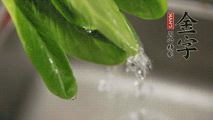 燒一鍋開水，滴一點(diǎn)油，水開后汆燙青菜至斷生即可。