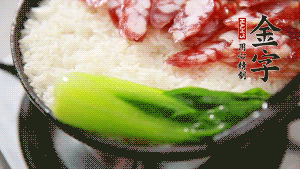 5分鐘后，在鍋邊用勺子淋一圈少少的油。打雞蛋，放青菜，把調(diào)好的醬汁倒入。（在米飯周圍用小勺沿著鍋邊淋上一圈油，是為了吃到地道的鍋巴。這個(gè)過程可以稍微轉(zhuǎn)動(dòng)下鍋，使四壁受熱均勻。）