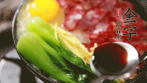 小火繼續(xù)燜，聞到米飯焦香關(guān)火繼續(xù)燜2分鐘。（微微的火力讓米飯和香腸融為一體，滋味互相滲透，又不至于讓米飯成熟太快而導(dǎo)致煳底。）