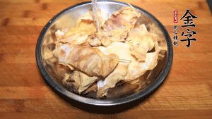 筍干冷水泡發(fā)至軟，切成小段，生姜切成片備用。