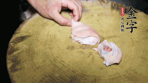 新鮮豬蹄切成塊狀，冷水入鍋，加姜片、黃酒汆燙3分鐘，出鍋后洗凈。（要先將豬蹄的蹄甲和毛處理干凈，如果有毛扎扎的感覺(jué)，非常影響口感。大火燒開(kāi)后，撇去血沫，要多撇幾遍至干凈，這樣才可使湯色更鮮亮、清淡不油膩。）