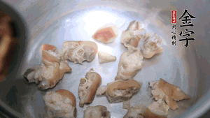 將汆燙好的豬蹄塊、蹄片 、筍段、姜片放入鍋中，放黃酒調(diào)味。