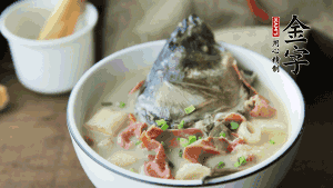 出鍋前可以撒上少許蔥花點(diǎn)綴。