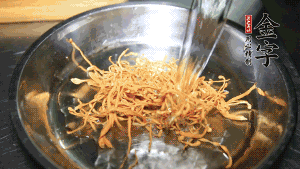 蟲(chóng)草花用涼水浸泡10分鐘，干香菇溫水泡發(fā)至軟去蒂備用。蓮子、紅棗也可一同清洗干凈。