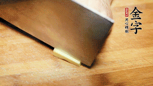 將雞、生姜片、火腿片放入砂鍋中，注入清水淹沒(méi)雞身。（燉湯最適宜冷水下鍋，隨著水溫的慢慢升高，原料會(huì)充分釋放出營(yíng)養(yǎng)。）