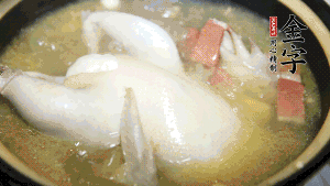 煮沸時(shí)加入蟲(chóng)草花、香菇、紅棗，以料酒調(diào)味繼續(xù)小火燉煮1小時(shí)左右。