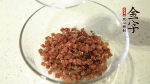 【月餅餡】2．火腿丁、白砂糖、蜂蜜攪拌腌漬2小時(shí)。