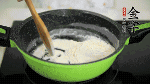 【月餅餡】3．把面粉放入干凈的炒鍋，小火加熱不斷翻炒，至呈微黃色熟透。在腌漬好的火腿丁中加熟面粉，拌勻后，加黃油拌勻揉搓成12個(gè)小球，放冰箱冷藏備用。