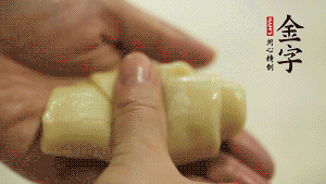 【包月餅】1．面劑兩頭向中間捏緊， 把光滑一面向下，按扁后搟成圓形面皮。餡料放在面皮中心，把餡料包緊，捏緊收口。