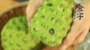 從蓮蓬中取出新鮮蓮子，剝?nèi)ネ鈿ず?，再小心剝?nèi)グ咨∧ぁ＃▌兊舭咨∧さ纳徸涌诟猩蠒?huì)更嫩，入口更顯清甜）