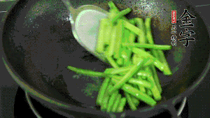 鍋中倒油，油溫7成熱時(shí)，放入四季豆煸炒至變色，然后放入香腸均勻翻炒，加少許清水燜煮1分鐘。