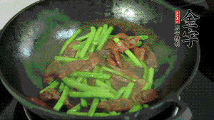 然后再加入鮮蓮子一起翻炒，至熟后加少許鹽調(diào)味就可以了。