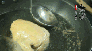 鴿子去毛和內(nèi)臟，處理干凈。大火燒開鍋中的水，放入鴿子汆燙3分鐘，撇清血沫，撈出備用。（為了保證湯色純正，肉類在煲制前要先去除殘留的血水，煲湯時一定要冷水下鍋，這樣肉里的蛋白質(zhì)才可以充分地溶解到湯里，湯的味道才會鮮美。）