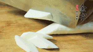 生姜刮去皮切成片，山藥去皮洗凈切成小塊備用。（山藥建議選擇軟糯的鐵棍山藥，口感上更好喲~）