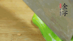 大蒜切成小段，青椒去籽滾刀切成塊。