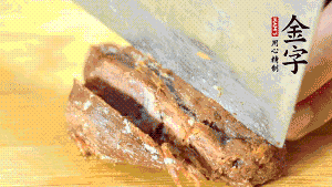 金字鹵牛肉切成小塊備用。