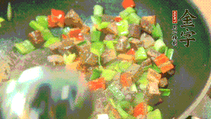 熱油起鍋，依次加入青椒塊、牛肉、大蒜煸炒均勻。