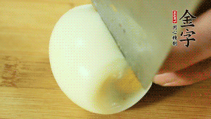 煮面條的同時把雞蛋煮好。