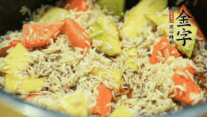 加入切好的胡蘿卜塊和南瓜塊、鹵牛肉塊攪拌均勻。放入電飯煲，按“煮飯模式”。