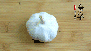 大蒜切成蒜末。（先把大蒜拍扁后，再切碎會容易很多。）