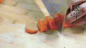 食材洗凈后，胡蘿卜切成塊，鮮香菇切成十字花刀備用。