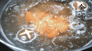 將烏冬面放入調(diào)好味的面湯中一起煮熟。（選擇烏冬面的原因，第一是因?yàn)椴锁B(niǎo)也能很好地做出成品，而不用擔(dān)心會(huì)糊鍋或者黏在一起；第二是因?yàn)榘咨拿鏃l，在夏天看起來(lái)更有食欲。）