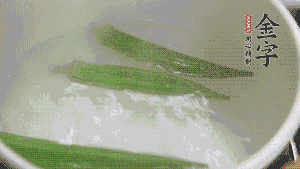 在煮面湯時(shí)，就可以做其他步驟了。比如把秋葵汆水，橫切成星星造型；雞蛋煮熟，切成兩半；黃瓜切成絲。