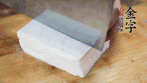 豆腐切成小塊，臘肉切成薄片，辣椒切成小圈。