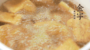 另起一個(gè)湯鍋，倒入適量清水，加入炸好的豆腐塊。待水沸騰后，加入臘肉，用生抽、料酒、火腿高湯調(diào)味。燉煮至臘肉熟透，加辣椒圈增加點(diǎn)辣味。（調(diào)料可以根據(jù)個(gè)人口味適當(dāng)調(diào)整，火腿高湯能夠讓湯汁更加層次豐富。）