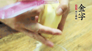 將食材洗凈，茄子、土豆切滾刀塊。